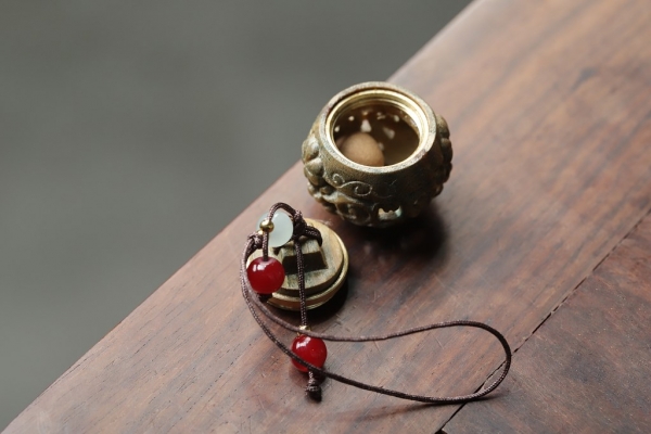 绿檀木镂空雕刻品