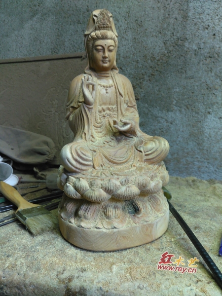 坐莲观音香柏木雕刻加工