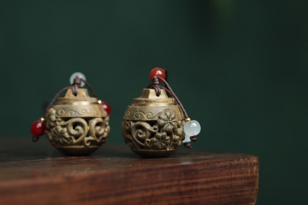 绿檀木镂空雕刻品