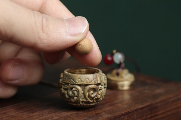 绿檀木镂空雕刻品